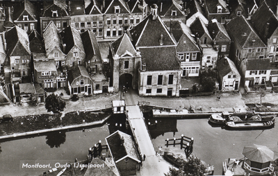 130641 Luchtfoto van de Onder de Boompjes en de IJsselpoort te Montfoort.